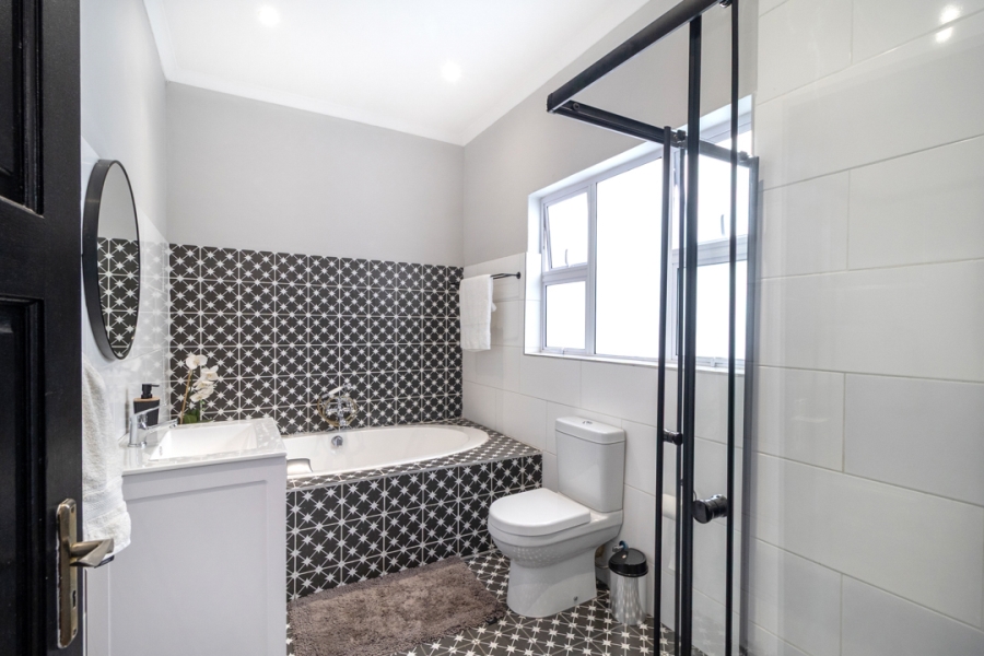 6 Bedroom Property for Sale in Eagles Landing North West